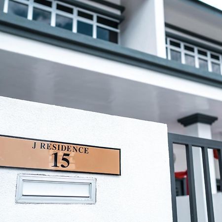 J Residence Banting  Kültér fotó