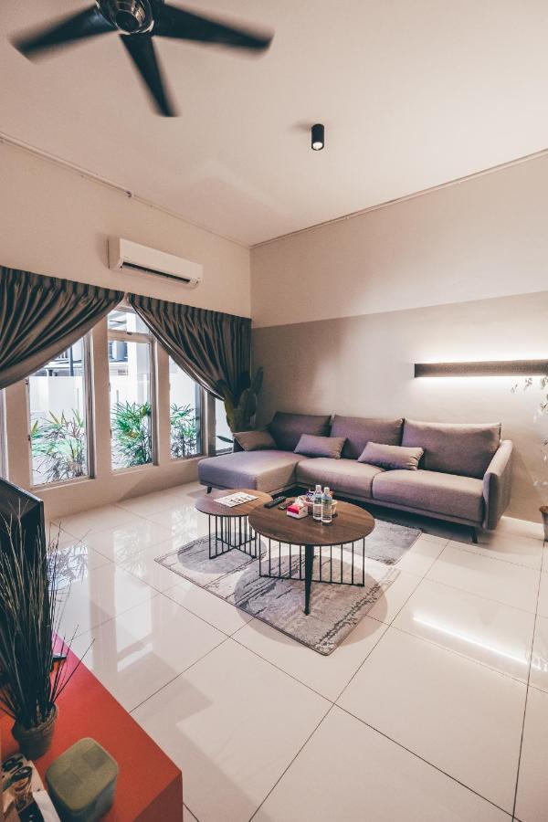 J Residence Banting  Kültér fotó