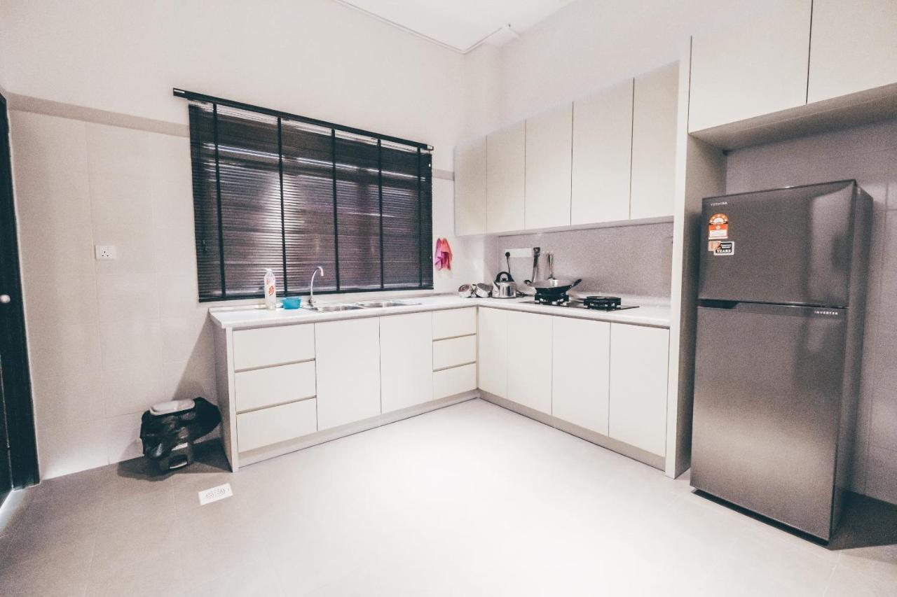 J Residence Banting  Kültér fotó