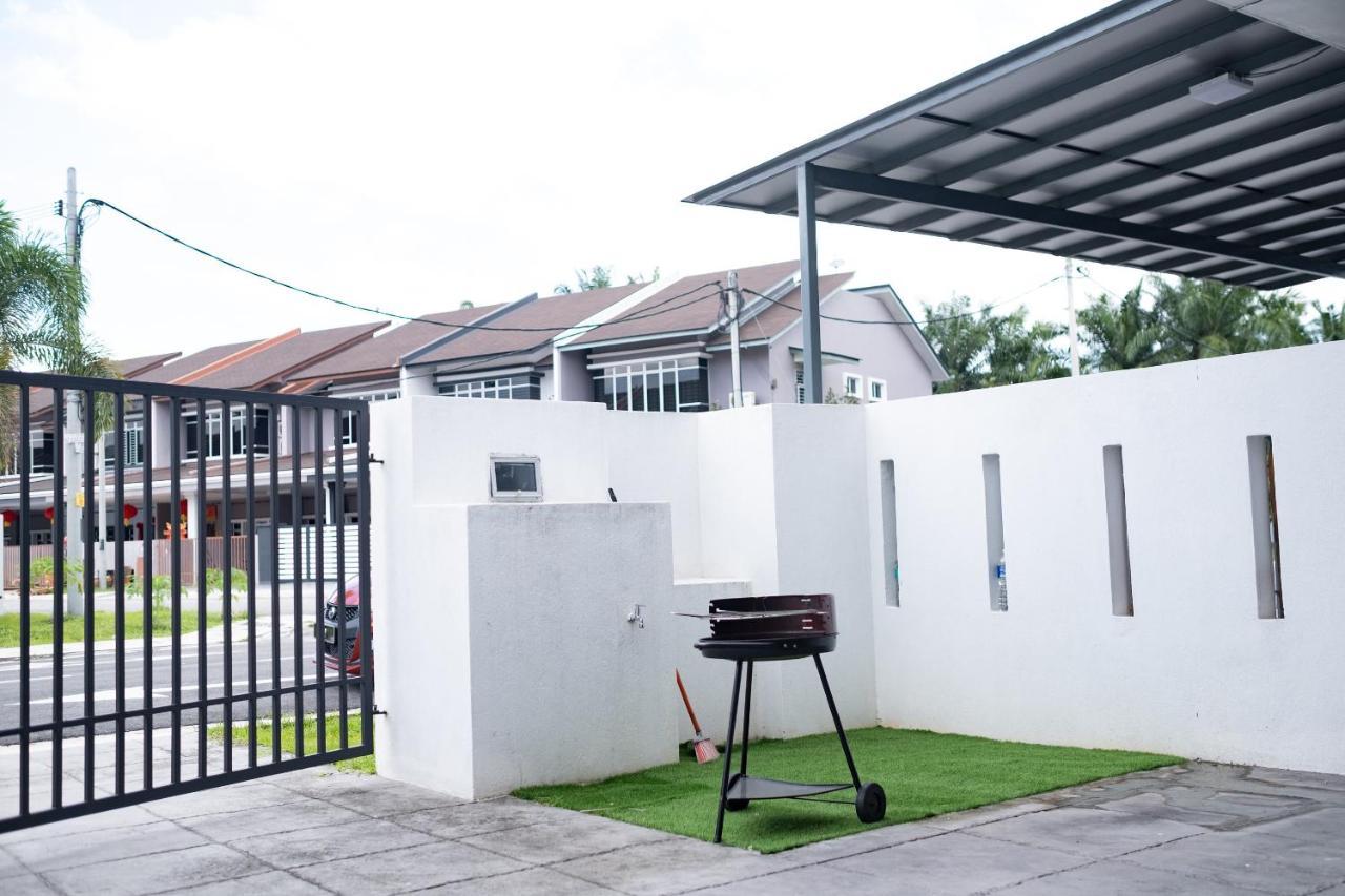 J Residence Banting  Kültér fotó